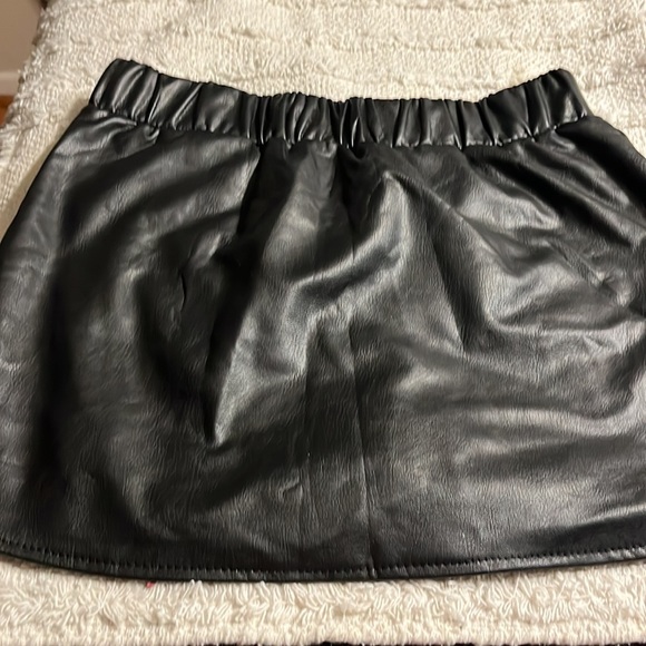NWOT FAUX LEATHER SKORTS - Picture 5 of 5